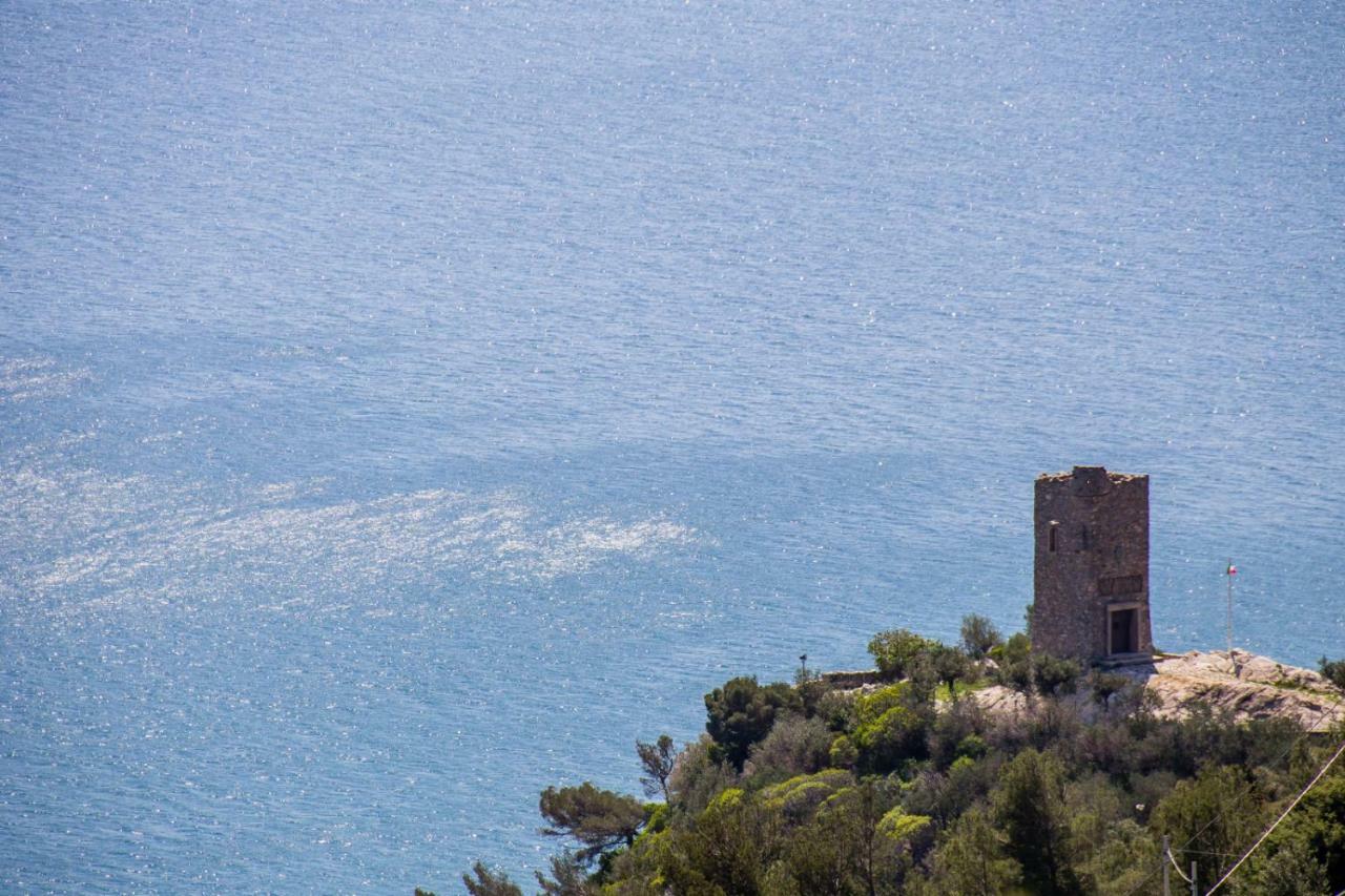 Villa Degli Ulivi B&B Finale Ligure Exteriör bild